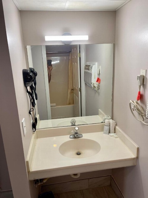 Pin Oak Parkway Inn - image 12
