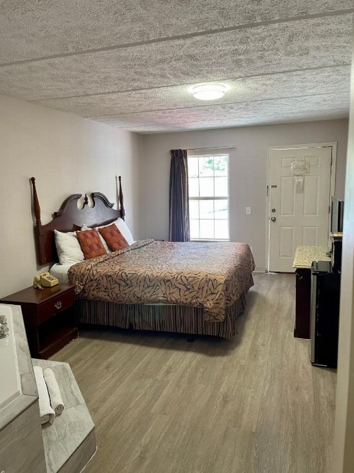 Pin Oak Parkway Inn - image 13