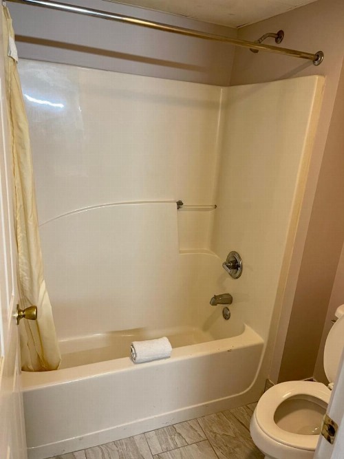 Pin Oak Parkway Inn - image 14