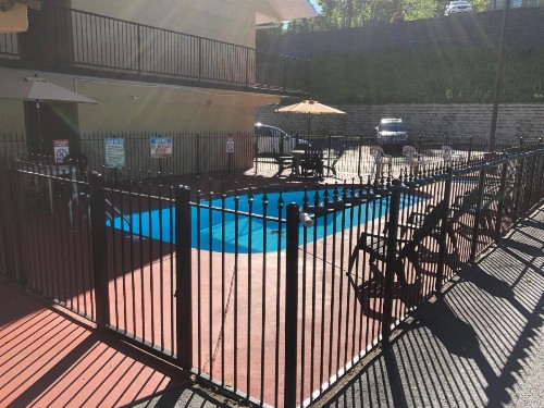 Pin Oak Parkway Inn - image 16