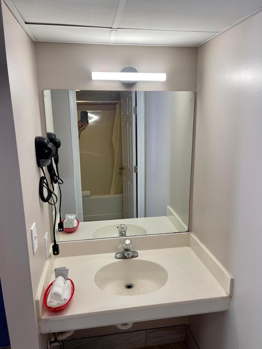 Pin Oak Parkway Inn - image 5