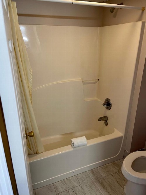 Pin Oak Parkway Inn - image 6