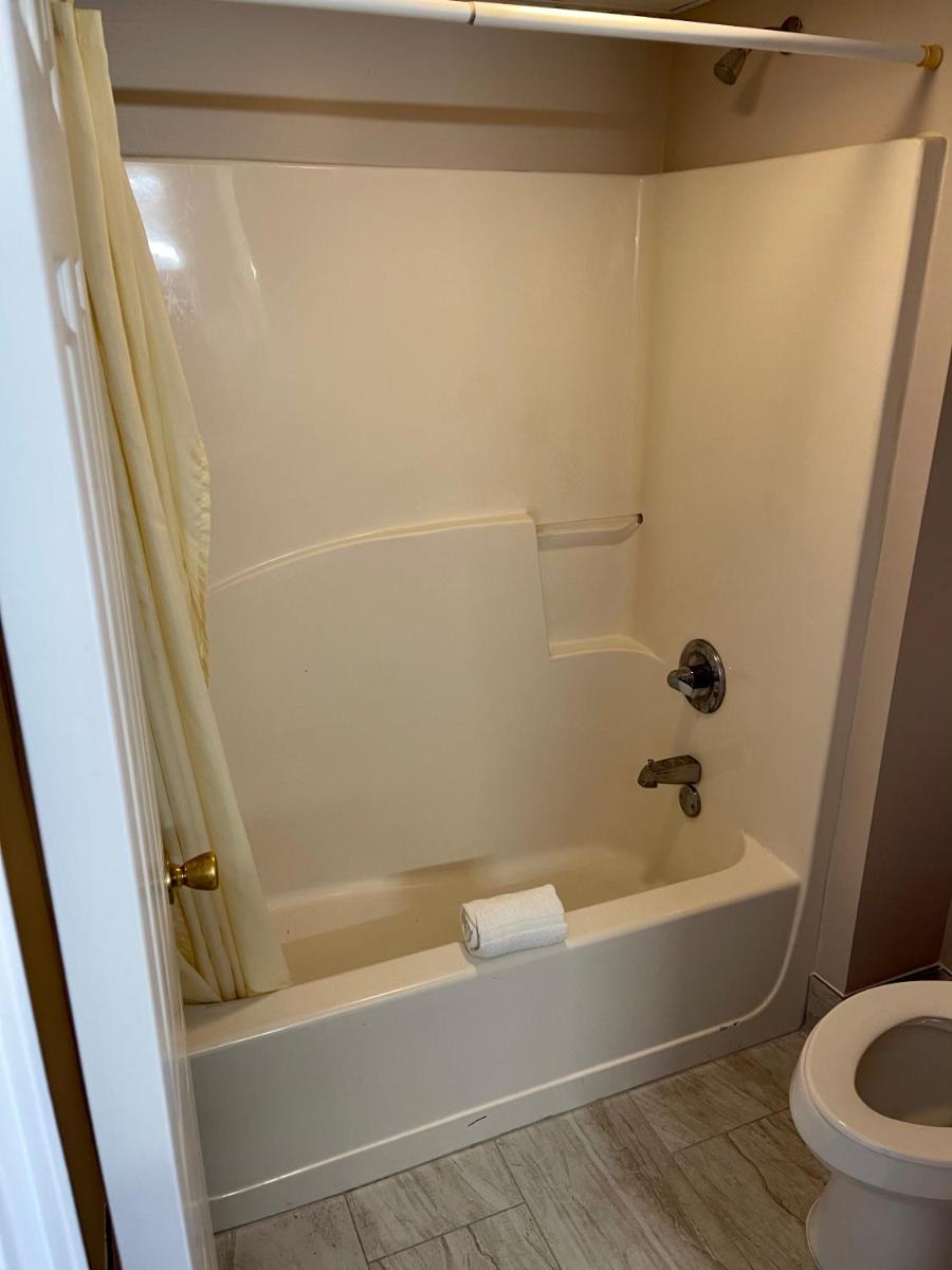 Pin Oak Parkway Inn - image 6