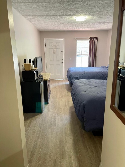 Pin Oak Parkway Inn - image 8