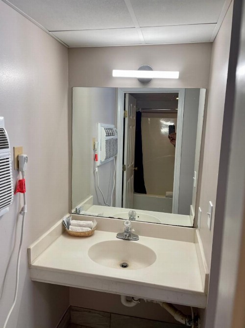 Pin Oak Parkway Inn - image 9