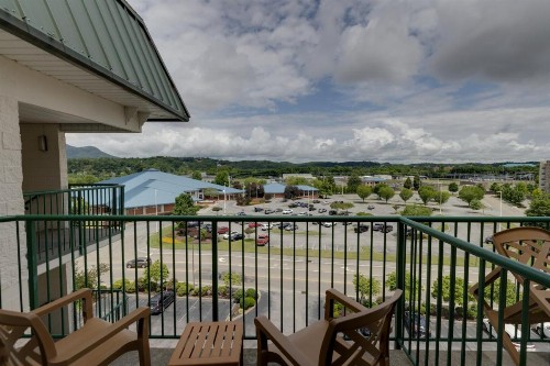 Park Grove Inn - image 42