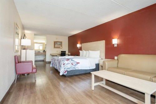 Red Roof Inn & Suites Pigeon Forge Parkway - image 14
