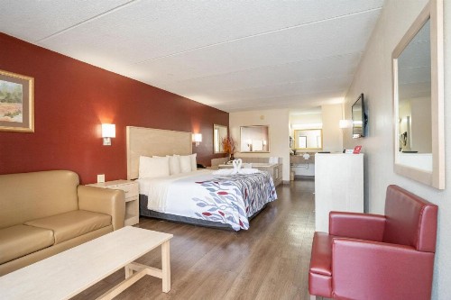 Red Roof Inn & Suites Pigeon Forge Parkway - image 15