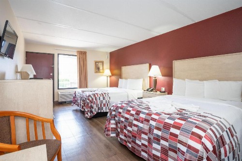 Red Roof Inn & Suites Pigeon Forge Parkway - image 17