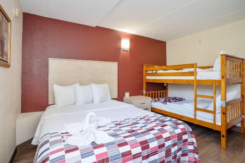 Red Roof Inn & Suites Pigeon Forge Parkway - image 24
