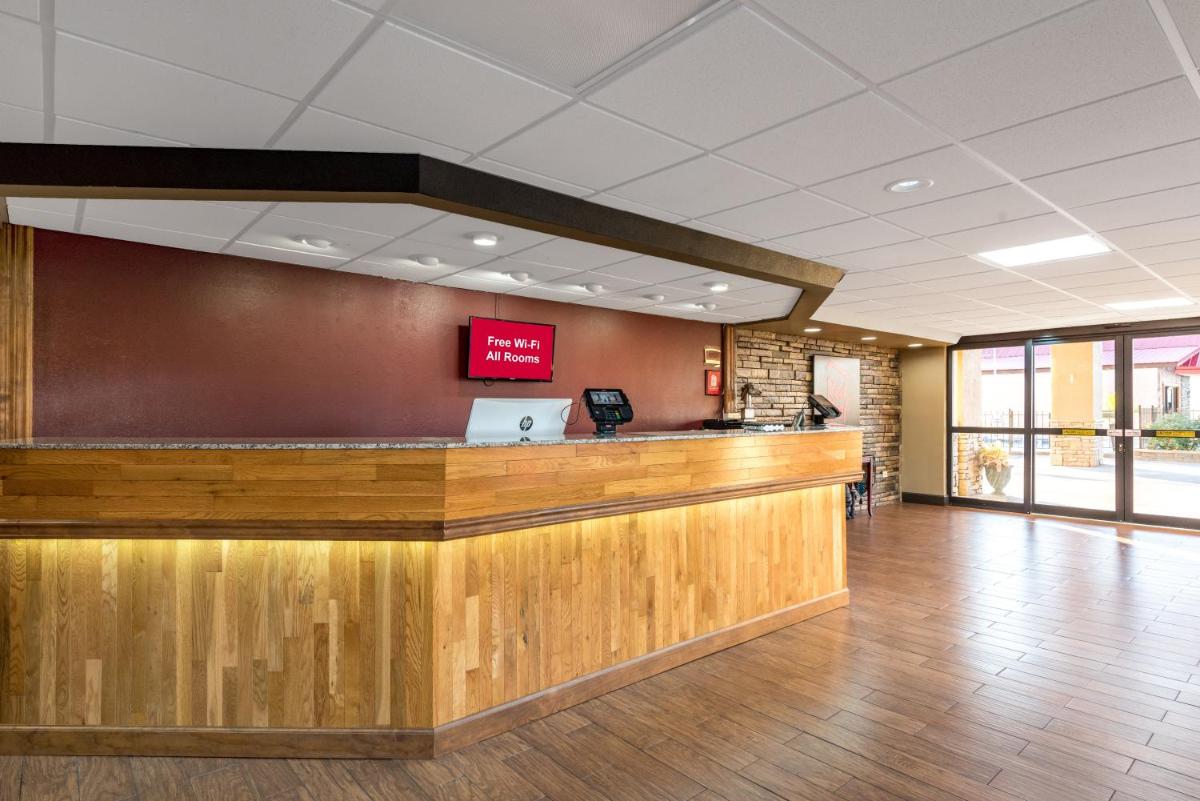 Red Roof Inn & Suites Pigeon Forge Parkway - image 5