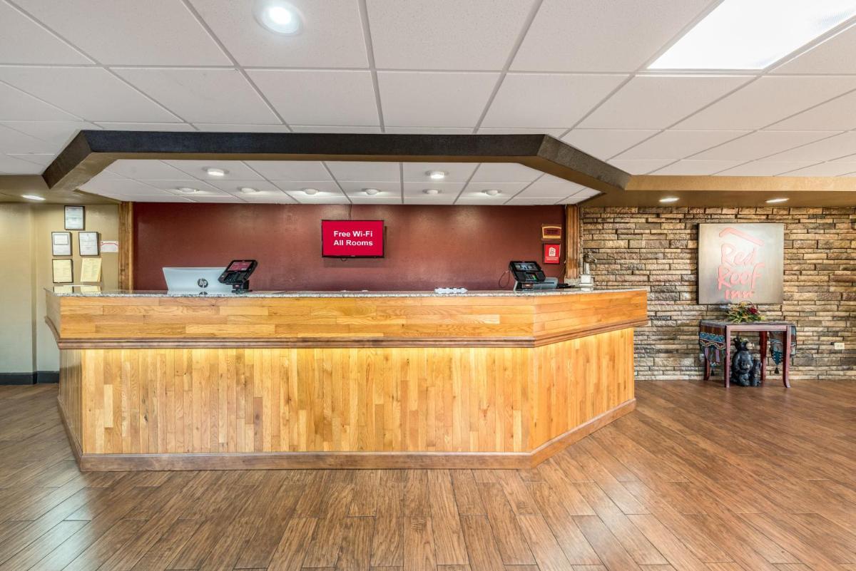 Red Roof Inn & Suites Pigeon Forge Parkway - image 6