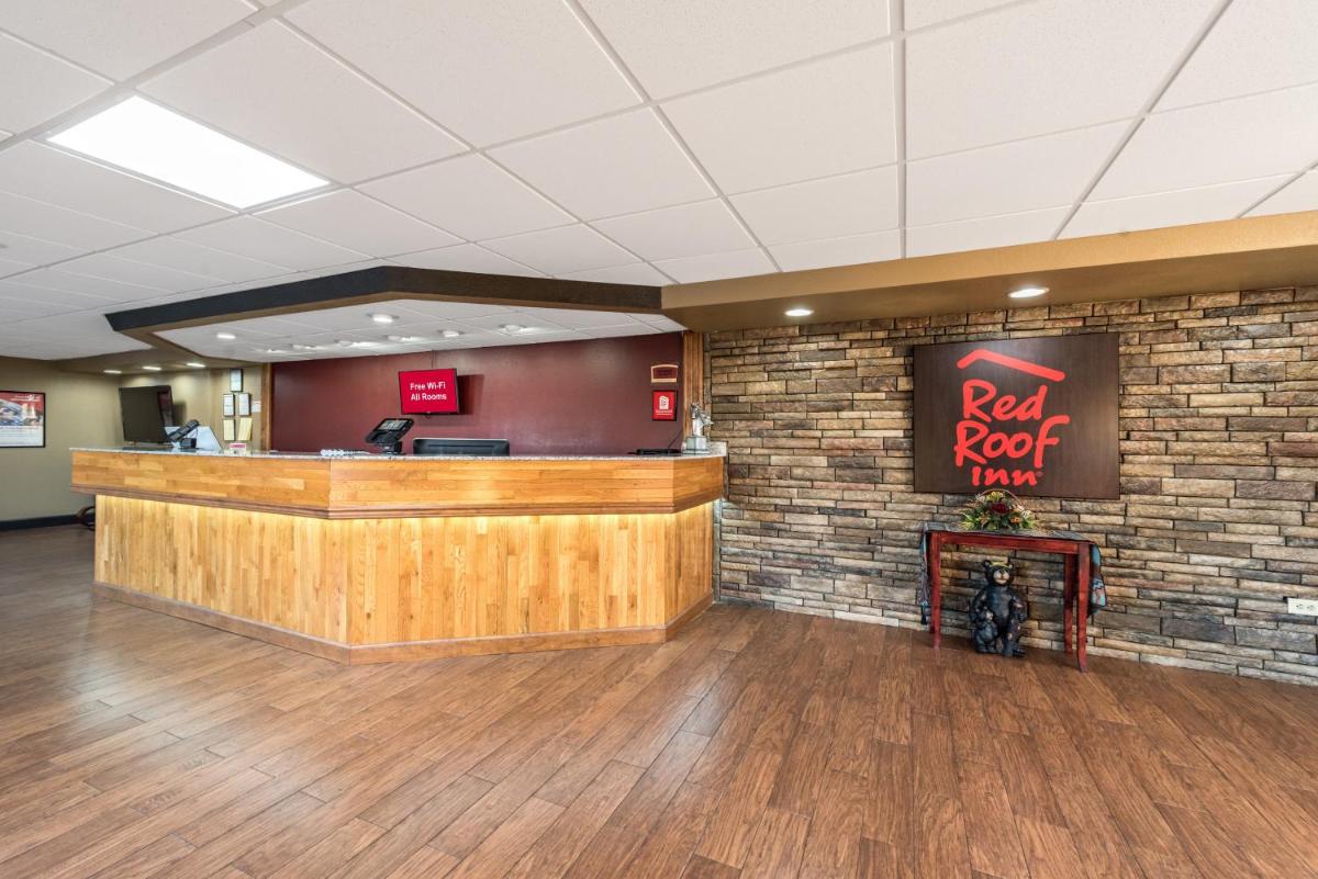 Red Roof Inn & Suites Pigeon Forge Parkway - image 7