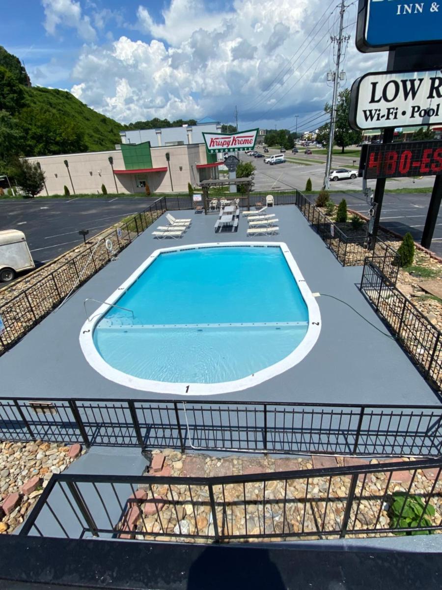 Bear Mount Inn & Suites - image 7