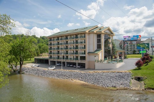 Pigeon River Inn - image 11
