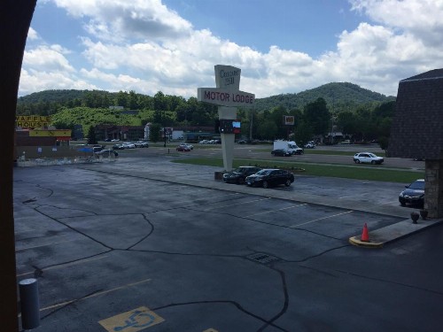 Conner Hill Motor Lodge - image 11