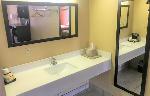 Conner Hill Motor Lodge - image 13