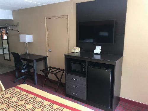 Conner Hill Motor Lodge - image 3