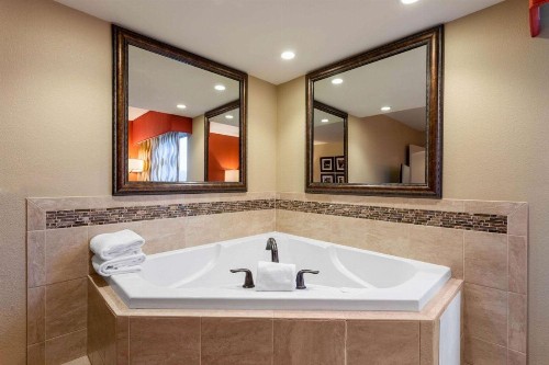 La Quinta by Wyndham Pigeon Forge - image 43