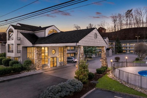 Quality Inn & Suites at Dollywood Lane - image 2