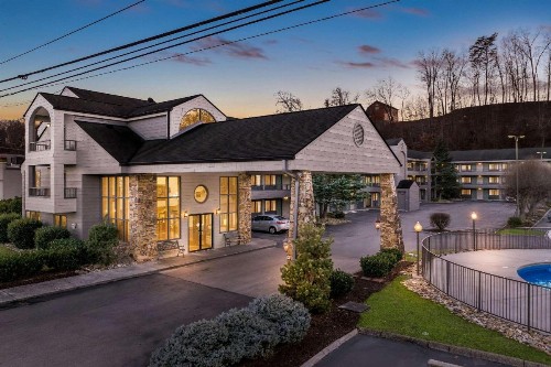 Quality Inn & Suites at Dollywood Lane - image 9