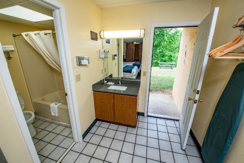 River Place Inn & Cabins - image 20