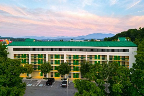 Quality Inn Near the Island Pigeon Forge - image 32