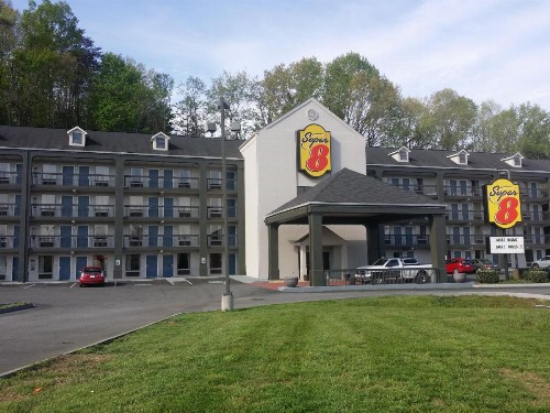 Super 8 by Wyndham Pigeon Forge-Emert St - image 1