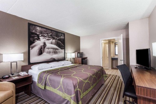 Super 8 by Wyndham Pigeon Forge-Emert St - image 10