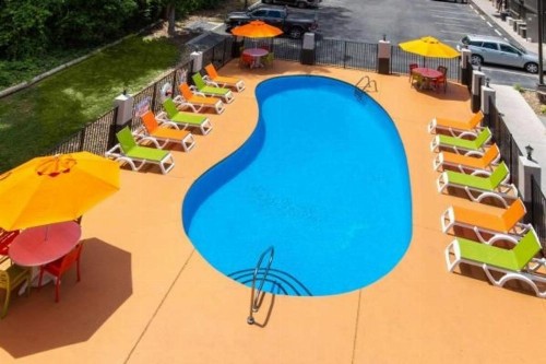 Super 8 by Wyndham Pigeon Forge-Emert St - image 23