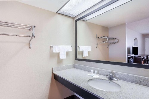 Super 8 by Wyndham Pigeon Forge-Emert St - image 8