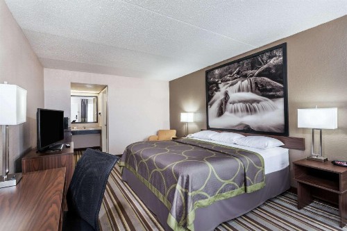 Super 8 by Wyndham Pigeon Forge-Emert St - image 9