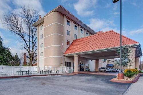 River Bend Inn - Pigeon Forge - image 1