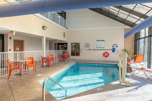 River Bend Inn - Pigeon Forge - image 6