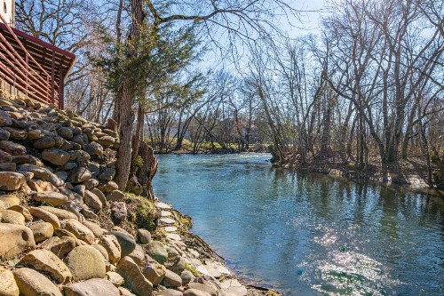 River Bend Inn - Pigeon Forge - image 9