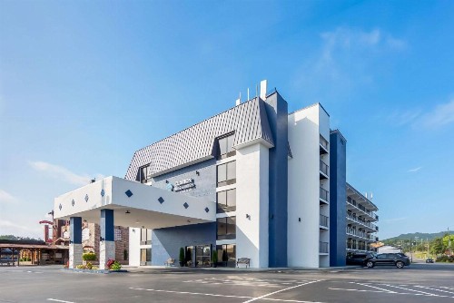 Days Inn & Suites by Wyndham Pigeon Forge - image 1