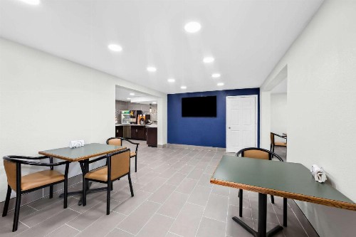 Days Inn & Suites by Wyndham Pigeon Forge - image 27