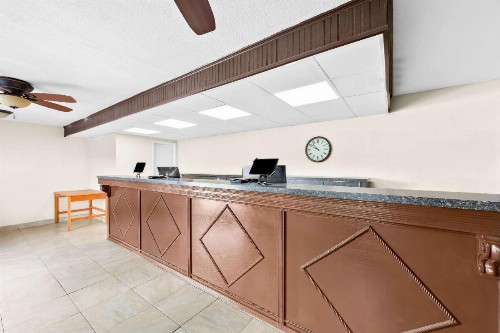 Days Inn & Suites by Wyndham Pigeon Forge - image 3