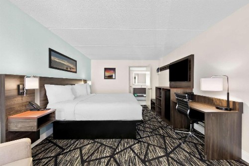 Days Inn & Suites by Wyndham Pigeon Forge - image 4