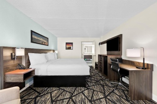 Days Inn & Suites by Wyndham Pigeon Forge - image 40