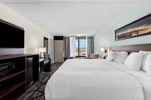 Days Inn & Suites by Wyndham Pigeon Forge - image 47