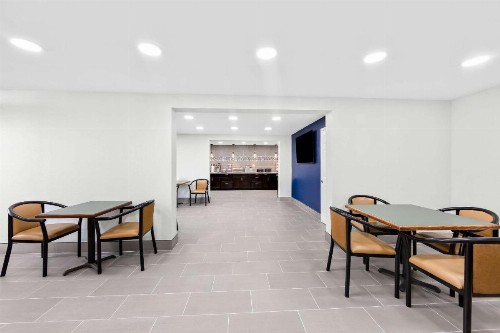 Days Inn & Suites by Wyndham Pigeon Forge - image 9