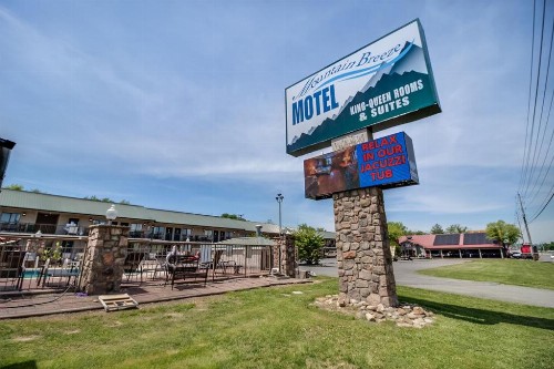 Mountain Breeze Motel - image 7