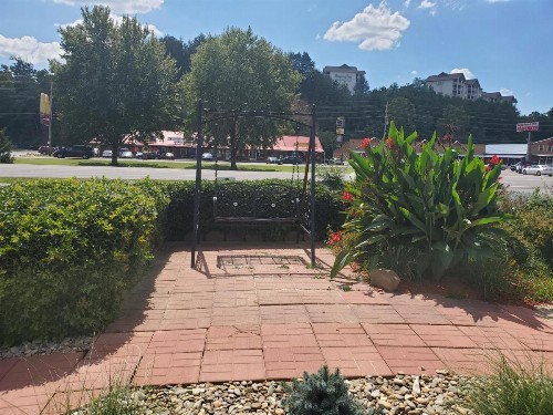 Colonial House Motel - image 21
