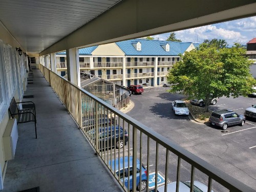 Colonial House Motel - image 22
