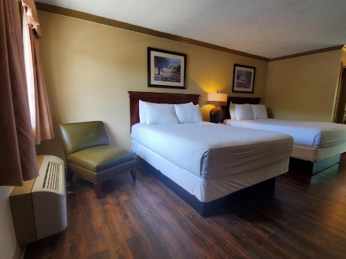 Colonial House Motel - image 23
