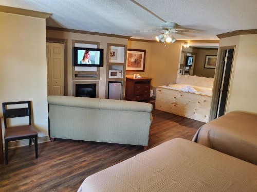 Colonial House Motel - image 25