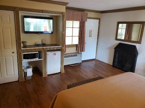 Colonial House Motel - image 26