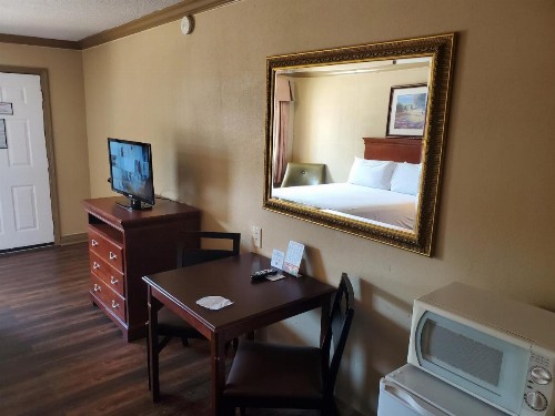 Colonial House Motel - image 29