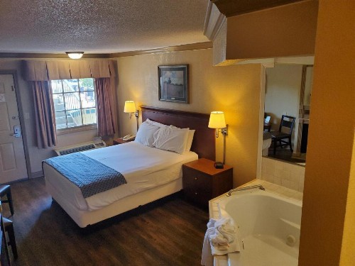 Colonial House Motel - image 31